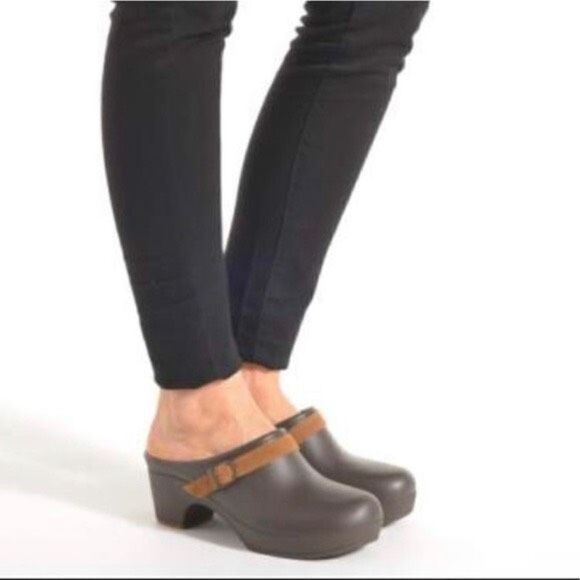 Crocs Women's Sarah Clog Mules Slip-On Buckle Dual Comfort Shoes Brown Size 6 - Picture 10 of 10
